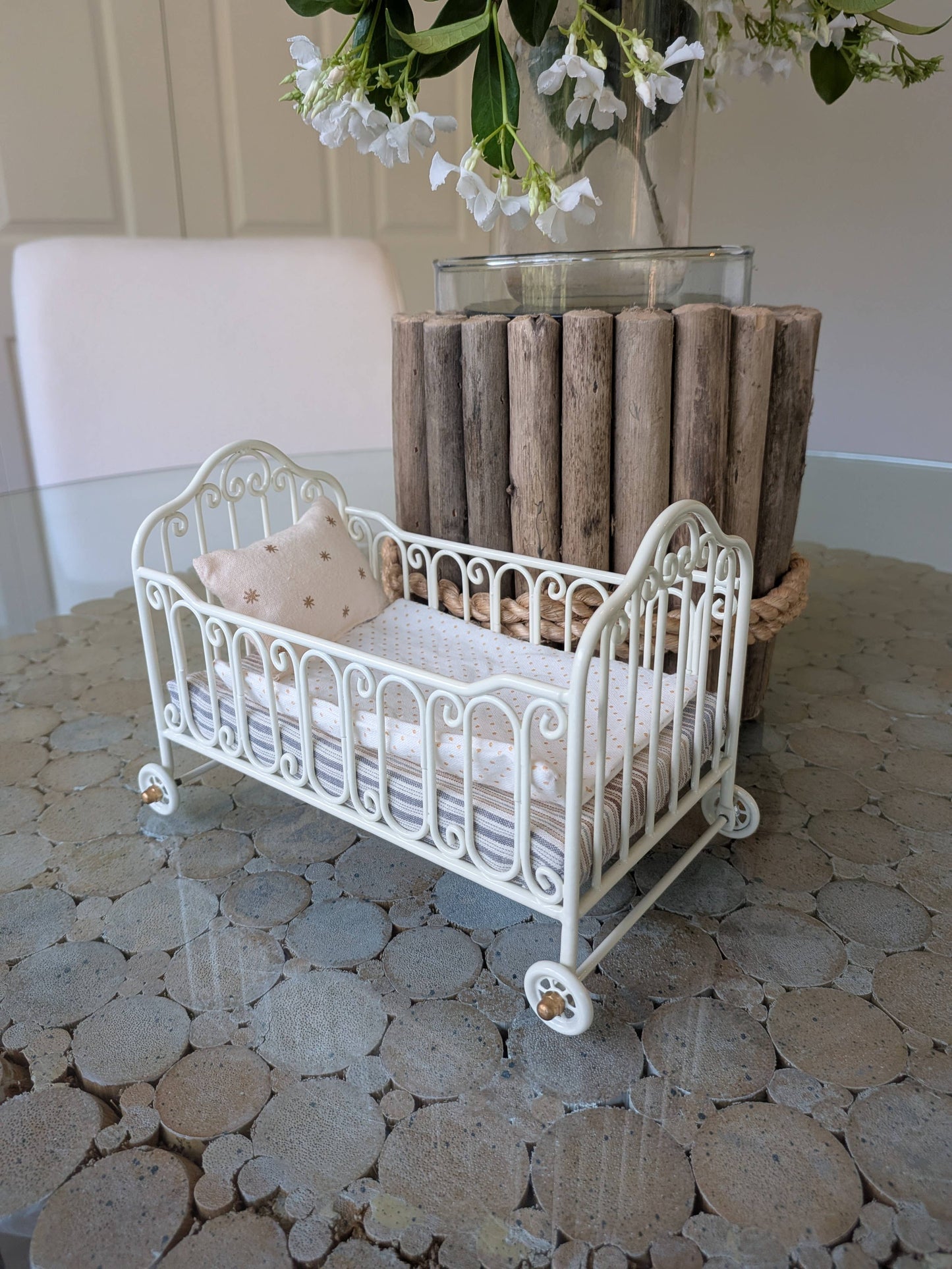 LEVLOVS - Miniature Metal Bed 